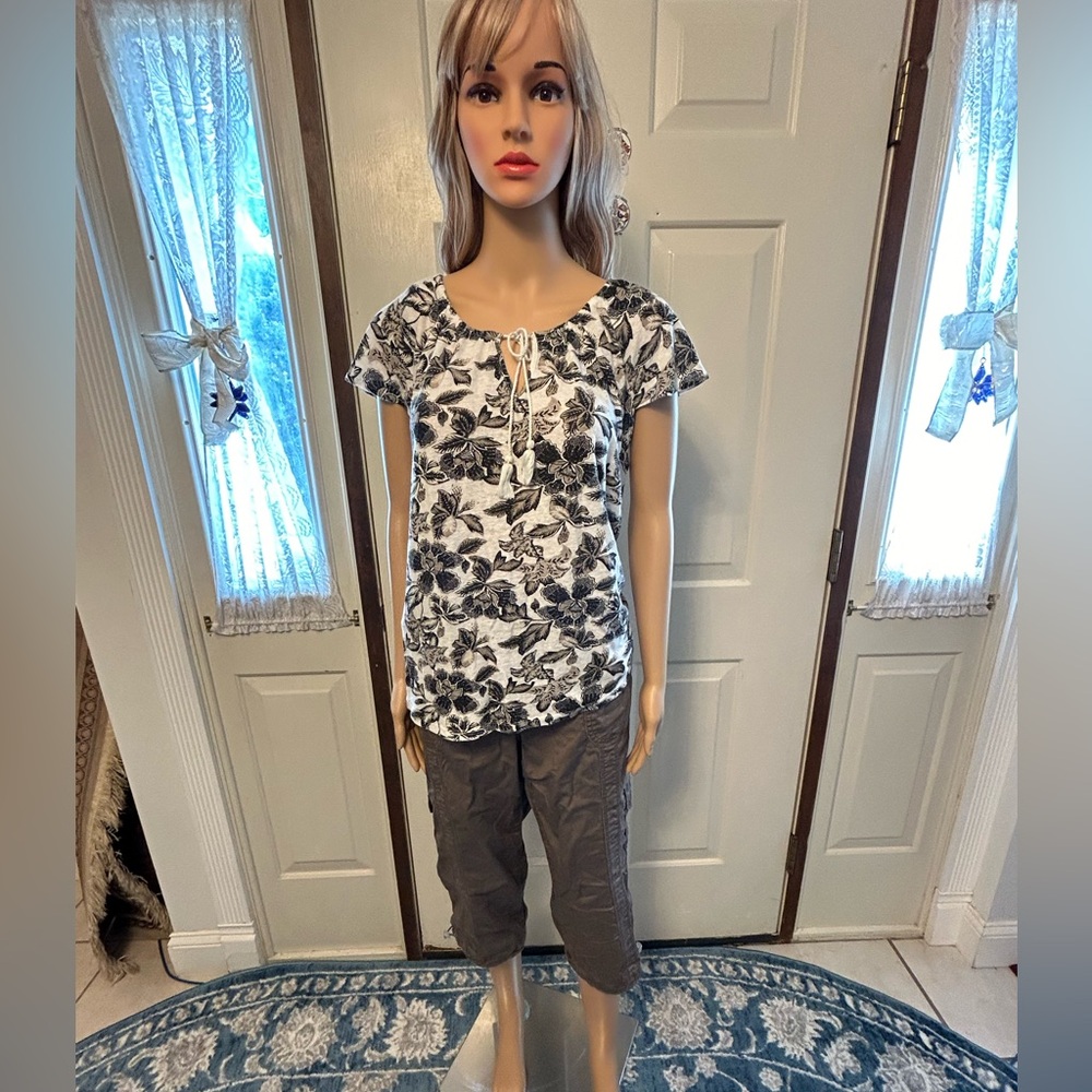 Old Navy Top sz L done in floral print paired with these Style & Co. cargosz 16P